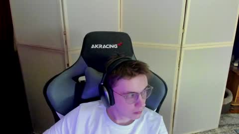 Snapshot of aron_neall chatting on December 14, 2024, 5:18 am biggest penis online show from December 14, 2024, 5:18 am