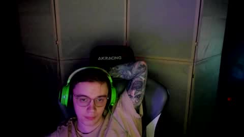 Snapshot of aron_neall chatting on February 13, 2025, 12:13 am biggest penis online show from February 13, 2025, 12:13 am