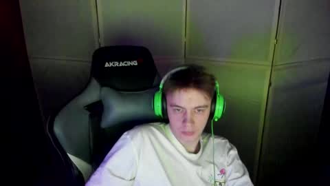 Snapshot of aron_neall chatting on February 26, 2025, 4:14 am biggest penis online show from February 26, 2025, 4:14 am