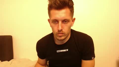 arromwilliam90 online show from December 8, 2024, 6:28 pm