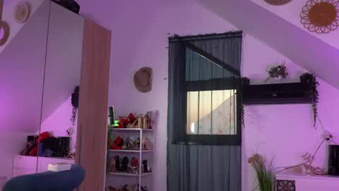 Amalia online show from April 17, 2026, 3:31 am