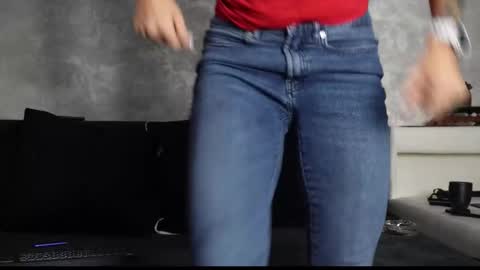 Asha online show from October 3, 2025, 9:39 am