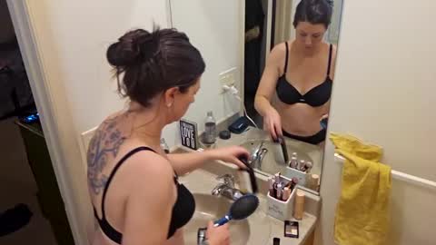 Snapshot of ashelynngrey1986 chatting on January 1, 2025, 2:30 am Ashelynn Grey online show from January 1, 2025, 2:30 am