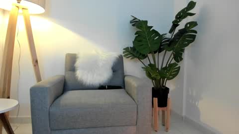 ashllovee online show from February 8, 2025, 1:01 pm