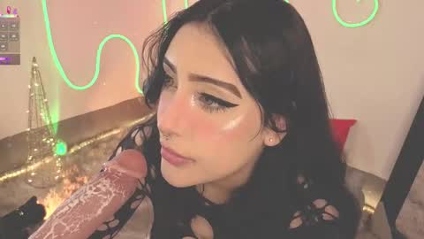 Snapshot of ashlynnlowe_ chatting on December 19, 2025, 7:32 pm Ash online show from December 19, 2025, 7:32 pm