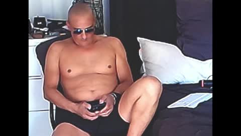 askil8802 online show from April 4, 2026, 6:33 am