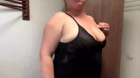 Bella online show from October 6, 2025, 1:14 am