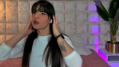 astrid_velle online show from June 9, 2026, 12:33 am