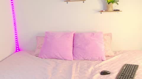 ATENEA MAKRI online show from January 28, 2025, 11:50 pm