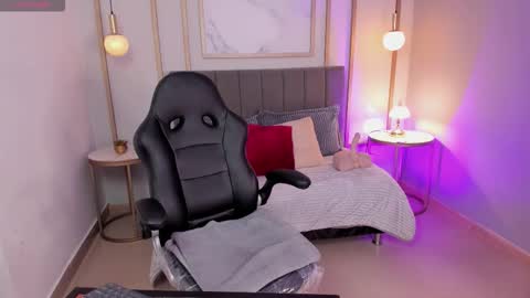 athenearusell online show from November 11, 2025, 11:43 am