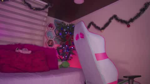 aura_rouss online show from December 19, 2025, 1:56 am