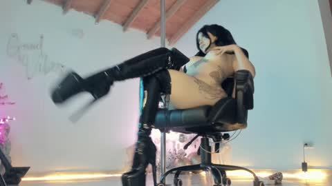 aura online show from December 18, 2024, 6:53 am