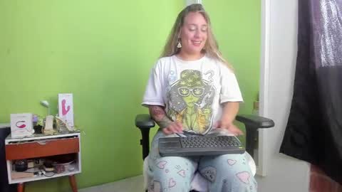 Aura Divina  online show from May 17, 2026, 5:09 pm