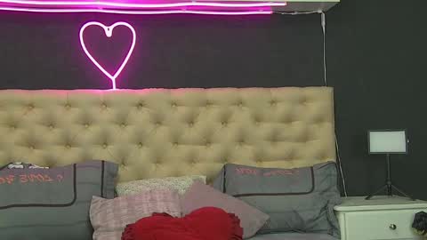 Snapshot of auramilff chatting on June 5, 2026, 8:25 pm auramilff online show from June 5, 2026, 8:25 pm