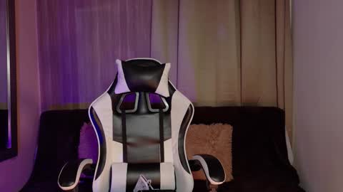 aurora_collins08 online show from November 11, 2025, 4:07 pm