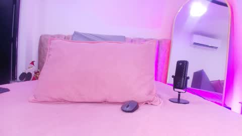 auroraa_miller online show from December 2, 2025, 11:59 am