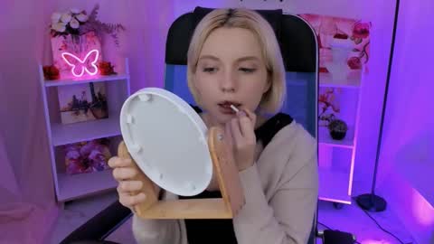 aurorawrenfield online show from November 11, 2025, 5:07 am