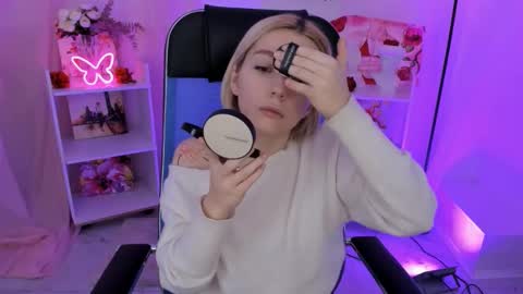 aurorawrenfield online show from November 13, 2025, 4:33 am