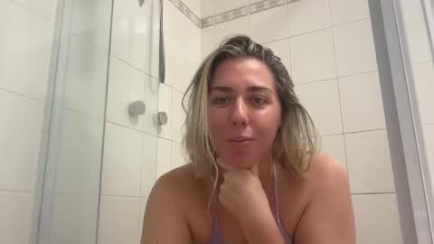 aussielulu online show from December 17, 2025, 1:55 am