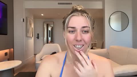 aussielulu online show from April 15, 2026, 3:24 am