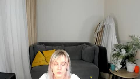 avabloom_ online show from November 2, 2025, 9:39 pm