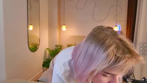 avabloom_ online show from November 12, 2025, 9:25 pm