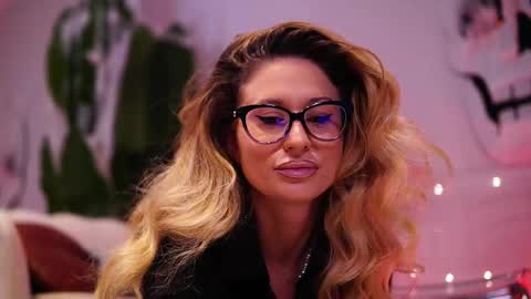 Ava online show from November 24, 2025, 4:01 am