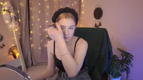  Ava  online show from October 3, 2025, 12:02 pm