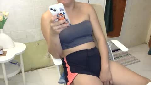 Snapshot of averageuncut1 chatting on November 25, 2025, 5:51 am Rhian online show from November 25, 2025, 5:51 am