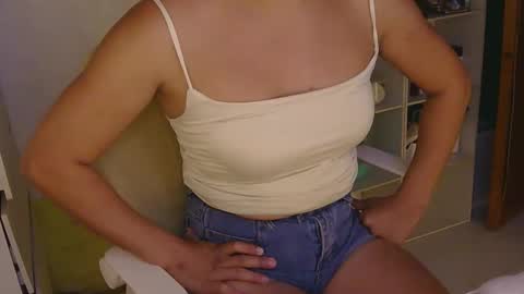 Snapshot of averageuncut1 chatting on January 11, 2026, 4:39 am Rhian online show from January 11, 2026, 4:39 am