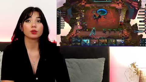 AveryWillow online show from February 6, 2025, 11:15 pm