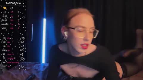 avril_pearly_ online show from March 6, 2025, 8:27 pm