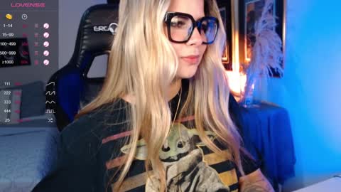 Snapshot of avrill_morgan chatting on December 9, 2024, 4:58 pm Avrill Morgan online show from December 9, 2024, 4:58 pm