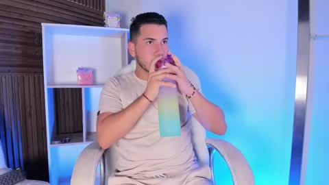 axel_grey_ online show from October 29, 2025, 12:18 pm