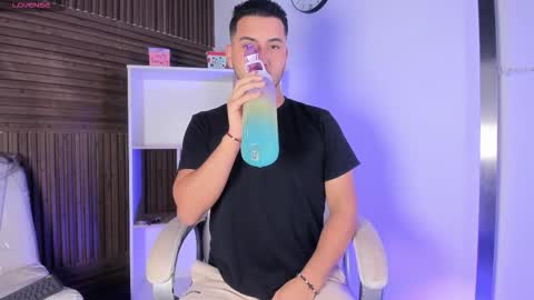 axel_grey_ online show from November 14, 2025, 12:37 pm