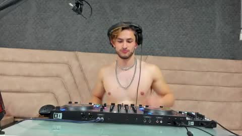 Axel  online show from April 9, 2026, 6:02 pm