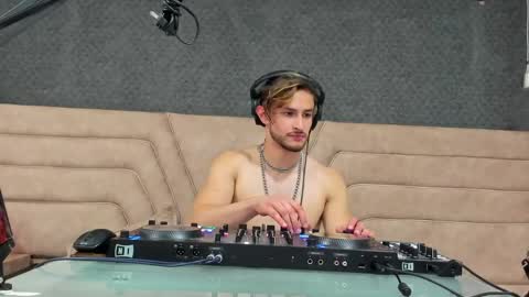 Axel  online show from May 18, 2026, 4:07 am