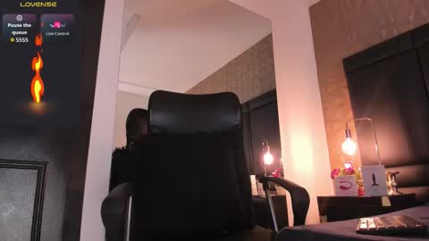 Snapshot of axelthompsom chatting on October 3, 2025, 11:51 am Axel Thompsom online show from October 3, 2025, 11:51 am