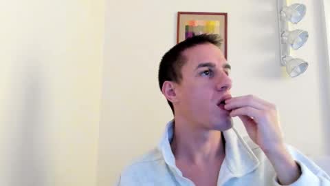 Axl online show from December 15, 2025, 10:52 am