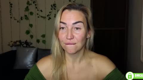 Jully online show from November 11, 2025, 6:41 pm