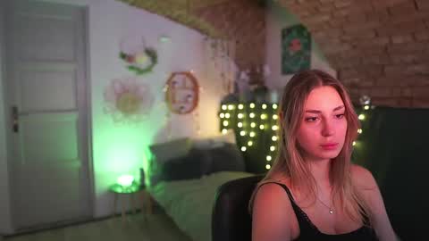 aya hitakayama  online show from January 28, 2025, 7:32 pm