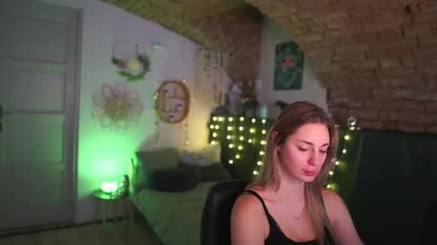 aya hitakayama  online show from February 3, 2025, 7:31 pm