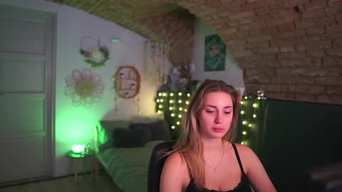 aya hitakayama  online show from February 11, 2025, 2:24 pm