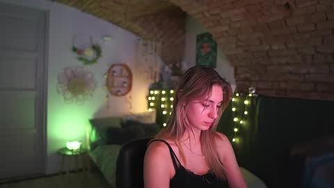 aya hitakayama  online show from February 12, 2025, 7:24 pm