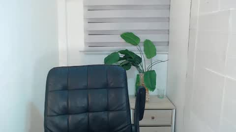 ayalvrs18 online show from February 10, 2025, 6:53 am