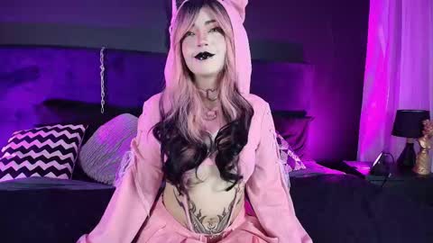 Snapshot of aylen_darkmoor chatting on September 25, 2025, 8:01 pm Aylen online show from September 25, 2025, 8:01 pm