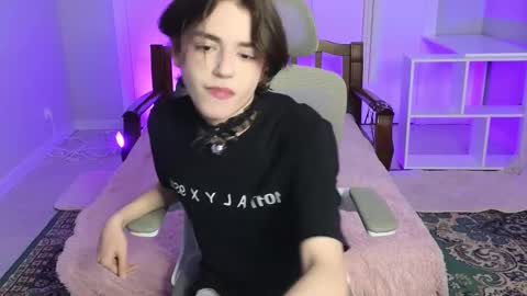 Snapshot of b0y_fantasy chatting on December 23, 2024, 5:54 pm Elios online show from December 23, 2024, 5:54 pm