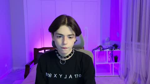 Snapshot of b0y_fantasy chatting on December 29, 2024, 6:27 pm Elios online show from December 29, 2024, 6:27 pm