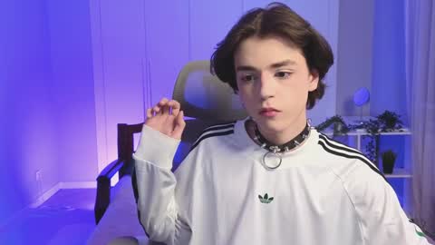 Snapshot of b0y_fantasy chatting on January 3, 2025, 6:35 pm Elios online show from January 3, 2025, 6:35 pm