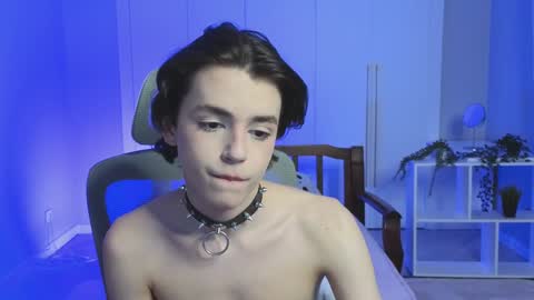 Snapshot of b0y_fantasy chatting on January 3, 2025, 9:36 pm Elios online show from January 3, 2025, 9:36 pm